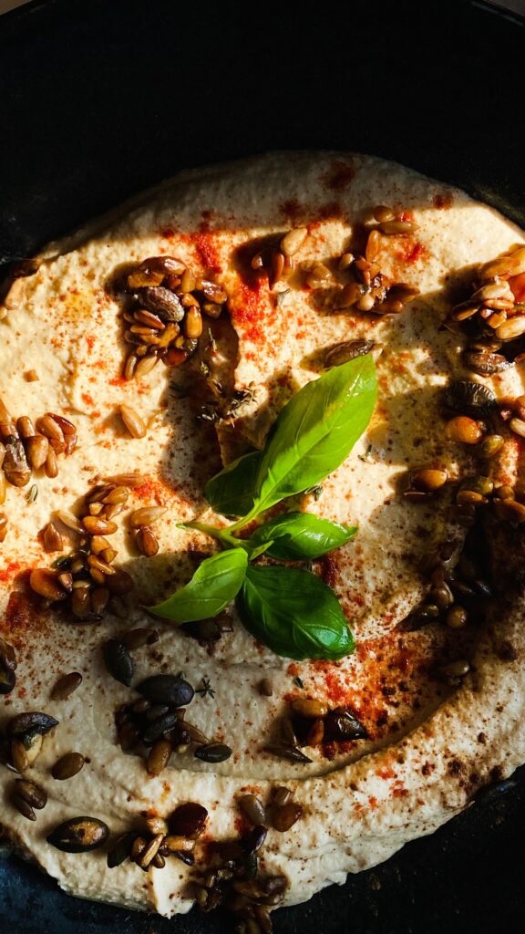 Hummus con semi tostati, paprika e basilico