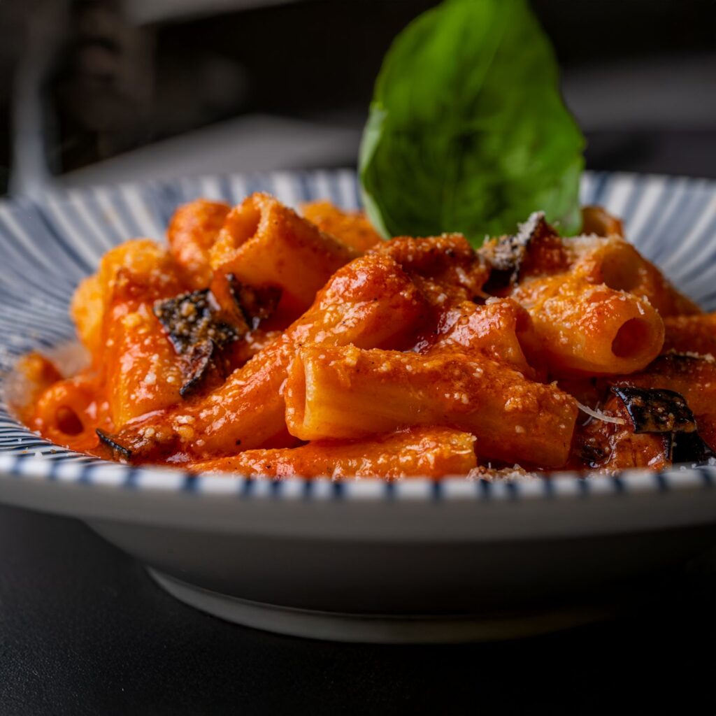 Rigatoni con sugo di pomodoro, melanzane e basilico