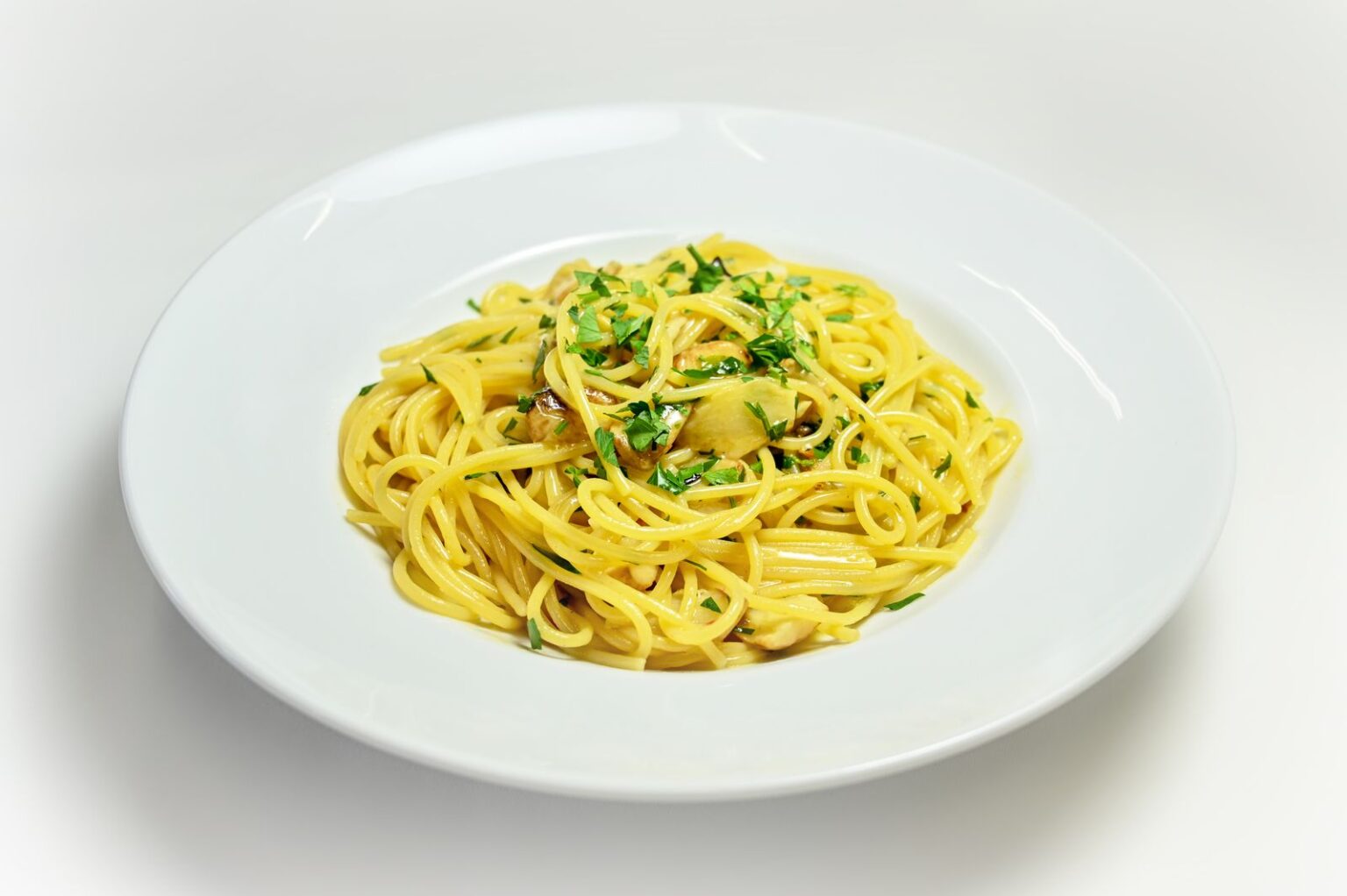 Piatto di spaghetti con erbe fresche