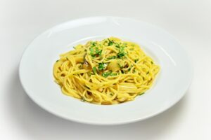 Piatto di spaghetti con erbe fresche