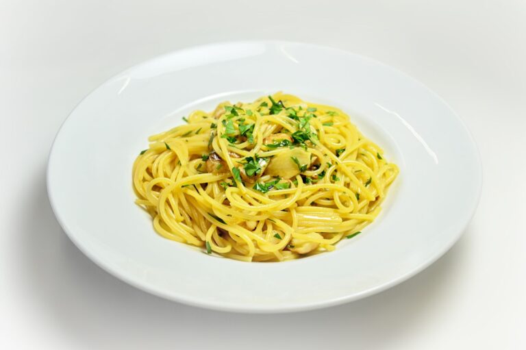 Piatto di spaghetti con erbe fresche